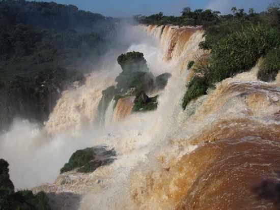 In jedem Falle ist das Erlebnis aber unbeschreiblich, weil man so dicht an die Wassermassen herankommt.