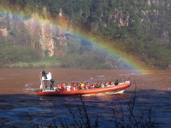 Wer es noch dichter und nasser mag, kann übrigens einen Trip mit dem Schlauchboot buchen...