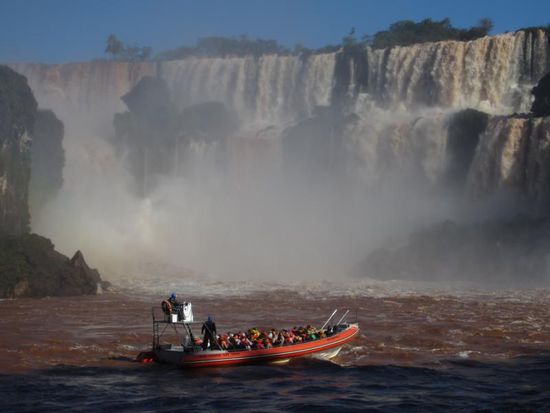 ... das kurz in die brodelnde Hölle hineinfährt. Allerdings ist fraglich, ob sich für die 10 min der Preis von 50 € lohnt - zumal man danach auf jeden Fall bis auf die Knochen nass ist 