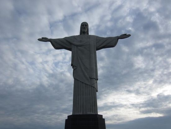 ... wo Jesus seine Arme schützend über Rio ausbreitet...