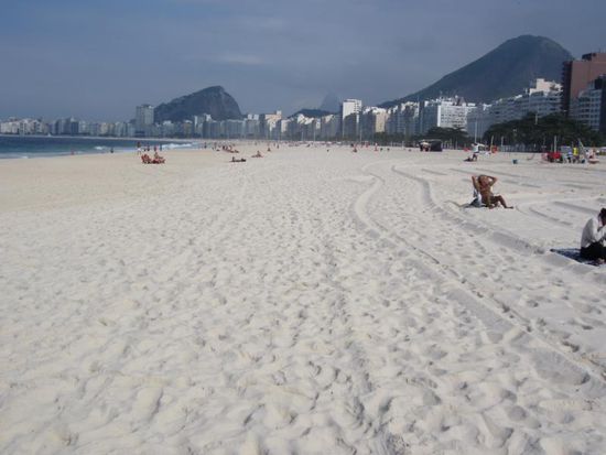 Die Traumstrände von Rio, wie hier die Copacabana, waren jetzt im Juni fast leer - trotzdem war es noch herrlich warm.