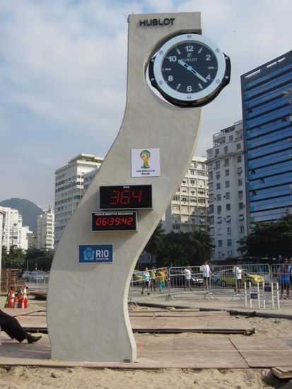 Diese gerade aufgestellte Säule an der Copacabana zählt den Countdown zur Fussball-WM 2014 - nur noch 364 Tage bis zum Anpfiff!