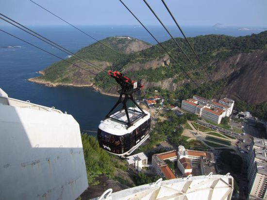 Hoch auf die Spitze kommt man in 2 Etappen mit dieser modernen Seilbahn.