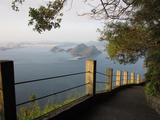 Nicht nur der Blick hinunter zur Stadt ist fanatastisch, auch von den Pfaden auf der Rückseite lassen sich schöne Fotos schiessen.