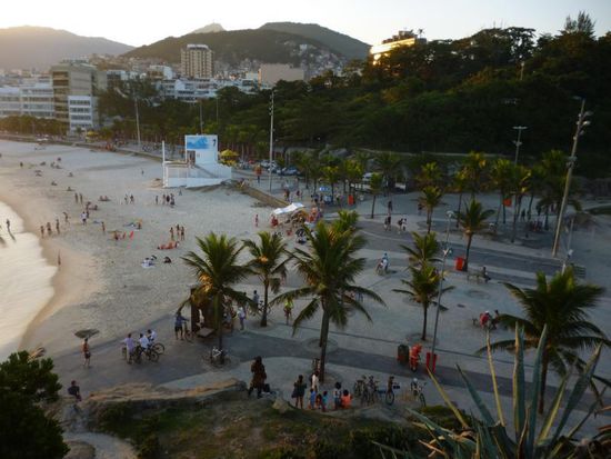 Den besten Ausblick hat man von den Arpoador-Felsen, wo sich Einheimische und Touristen zum Sonnenuntergang treffen...