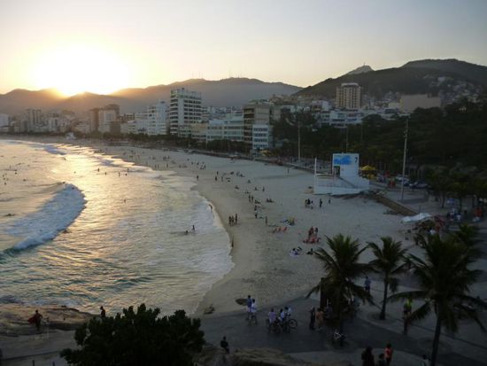 Blick auf den abendlichen Ipanemastrand.
