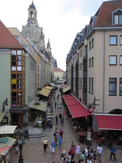 Von der Brühlschen Terrasse gelangt man über kleine Gassen in die Altstadt und zur Frauenkirche.