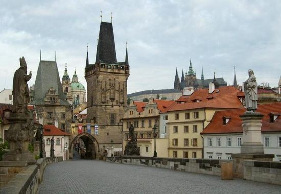 Prag ist mindestens genauso schön wie Dresden, hat aber eine andere Atmosphäre - irgendwie kleiner und gemütlicher.