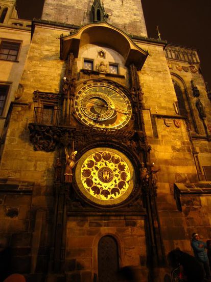 ... am Altstädter Ring mit seiner astronomischen Uhr...