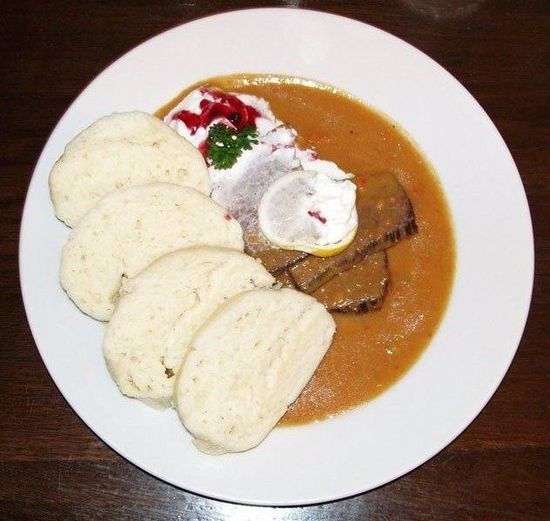 ... oder bei einem leckeren böhmischen Essen in einem der urigen Gasthäuser - in Prag fühltman sich einfach wohl