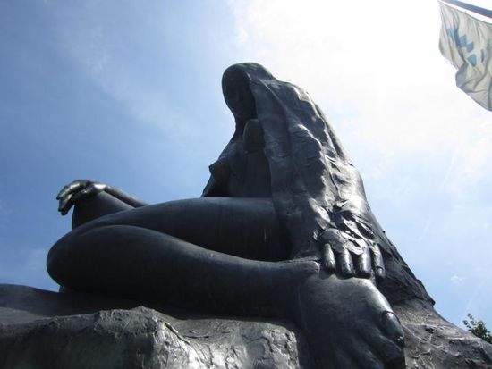 Unten auf der Landzunge sitzt dann "Lady Loreley" und versucht die Seeleute mit ihren Reizen zu verführen.