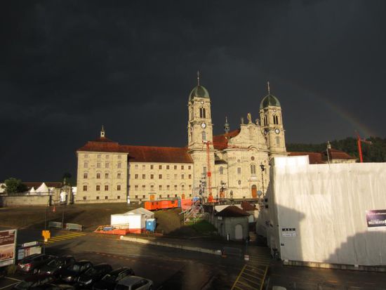 Der Ort Einsiedeln, wo er wohnt, ist zwar nicht groß, hat aber ein sehr schönes Kloster...