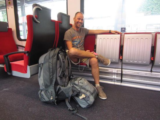 Und wieder mal heißt es Rucksäcke packen und weiterreisen. Unser Auto bleibt in der Schweiz - jetzt geht es mit Flugzeug und Bus durch Südosteuropa.