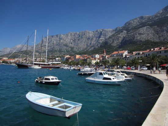 Auch der kleine Hafen ist hübsch, hier kann man sich ein kleines Boot mieten und wer einen Bootsführerschein hat, sogar ein Großes.