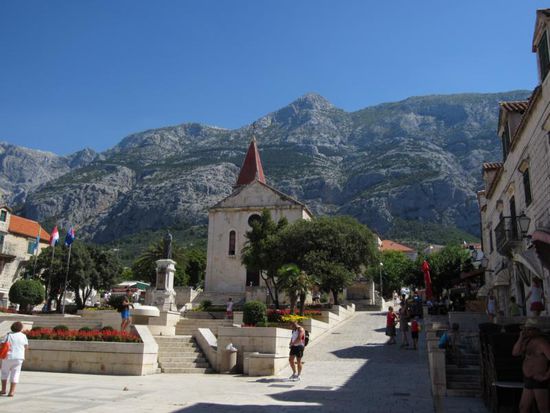 Der kleine Marktplatz ist wegen der Hitze mittags fast menschenleer - abends treffen sich hier aber viele Einheimische und natürlich auch die Besucher.