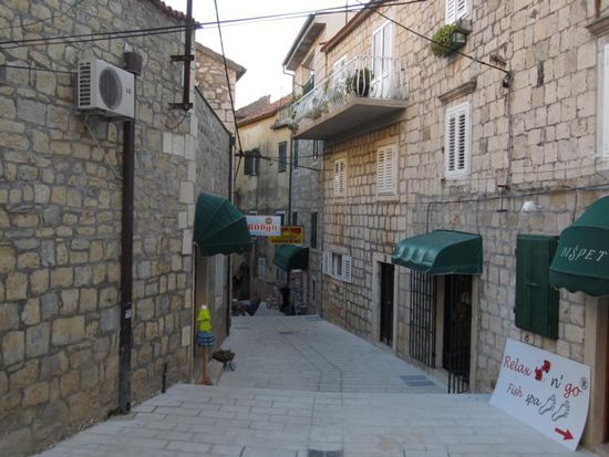 ... und in den vielen kleinen Gassen findet man sogar tagsüber noch Schatten.