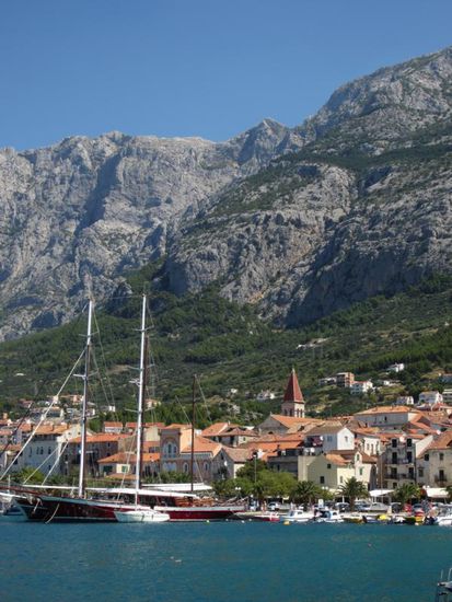 Makarska liegt an der schönen Küste Dalmatiens - das schützende Felsmassiv dahinter ist über 1700 m hoch.