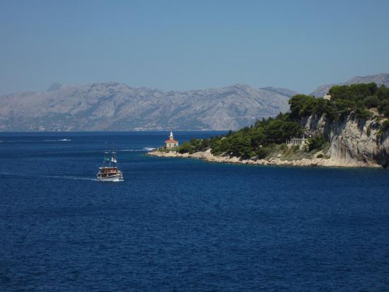 Dem Ort vorgelagert liegt die Halbinsel Sveti Petar, wo man auf den Felsplatten abseits vom Trubel einen ruhigen Platz zum Sonnenbaden findet.