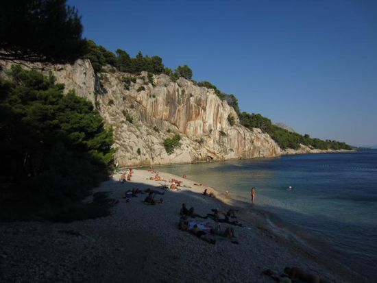 Der kleine Nugal-Strand liegt zwar ca. 45 min Fussmarsch entfernt, hat aber den Vorteil, dass er nicht überlaufen ist. Außerdem gibt es dort ein kleines Wäldchen, wo man im Schatten der Bäume liegen kann, wenn´s zu warm wird.