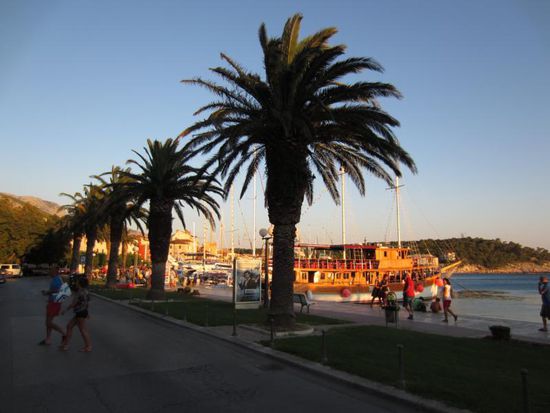 Am Abend kann man dann an der Promenade entlang schlendern...