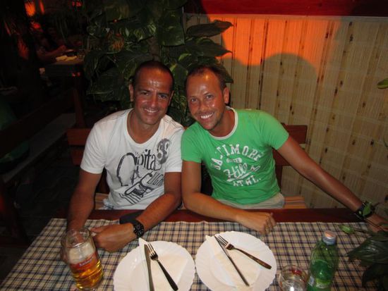 ... und sich bei einem "Kaltgetränk" erfrischen (Björn hat übrigens nur an diesem Abend Wasser getrunken - nur damit kein falscher Eindruck entsteht  )