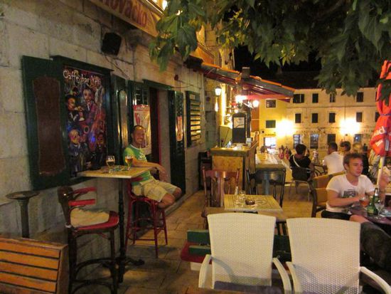 Nach 22h füllt sich dann der Marktplatz. Hier kann man in schöner Atmosphäre das Treiben beobachten. Manchmal gibt es hier auch Konzerte oder Livemusik.