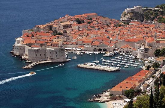 Dubrovnik - die Perle an der Adria. Dieses Foto von der Küstenstraße auf die Altstadt ist das wohl Bekannteste.
