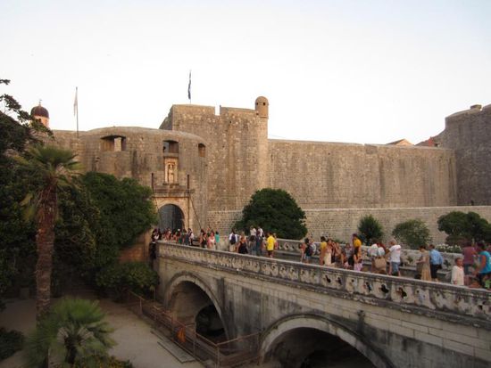 Zugang zur Altstadt findet man nur durch eines der Stadttore, denn der komplette Kern ist von einer Stadtmauer umschlossen.
