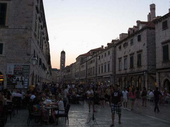 Vom Westtor gelangt man auf die Placa ulica - die einzige breite Straße...