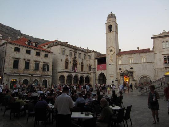 ... die einen zum Hauptplatz mit dem schönen Rathaus führt.