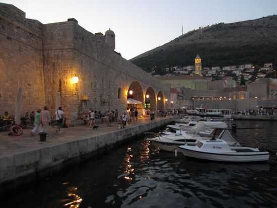 Am Ostende der Altstadt liegt der kleine Hafen, von wo aus man auch zur Insel Lokrum kommt.