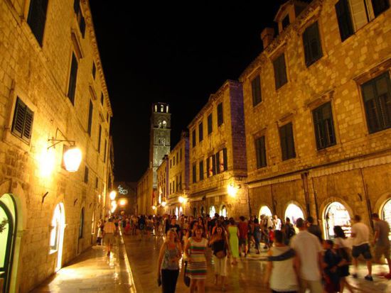 Am Abend lässt der Menschenstrom dann etwas nach, nachdem die Kreuzfahrer die Stadt verlassen haben...