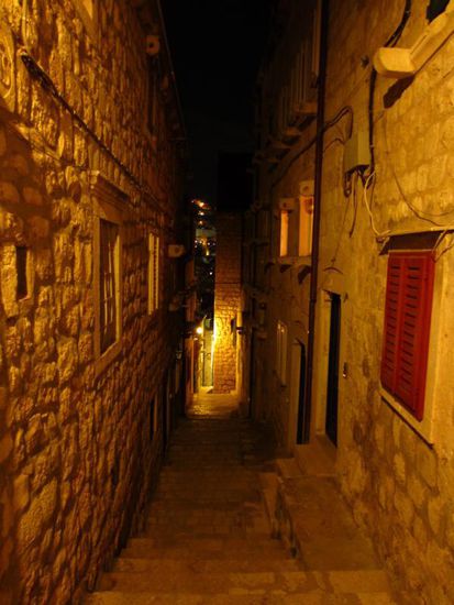Dann ist auch die beste Zeit für einen Spaziergang durch die Gassen, die oft menschenleer sind. Aber Vorsicht - nicht verlaufen! 