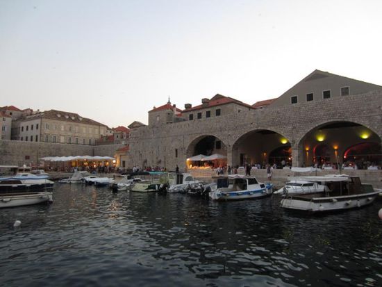 Die großen Restaurants am Hafen übrigens besser meiden - denn dort gibt es Massenabfertigung durch genervte Kellner.