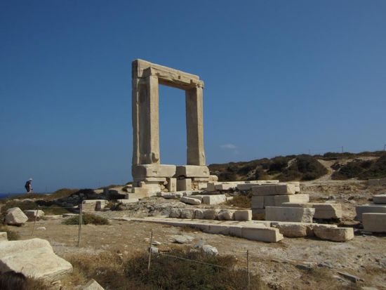 Das Tempeltor von Naxos, Wahrzeichen der Insel, begrüßt einen schon bei der Ankunft im Hafen.