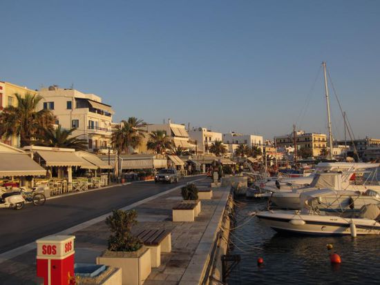 Die Hafenpromenade von Naxos-Stadt lädt zum Spazieren ein und hat einige gute und trotzdem preiswerte Restaurants in erster Linie. Unsere Lieblingstavernen waren "Irini´s" und "Kali Kardia", beide familiengeführt mit leckeren hausgemachten Gerichten.