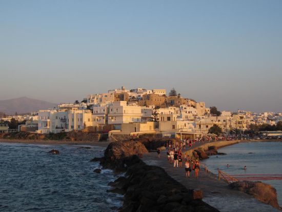 ... und man hat einen schönen Blick auf das Kastell und die Altstadt von Naxos.