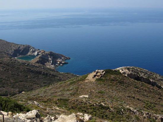 Außerhalb der Orte ist Naxos recht karg und bietet überall ähnliche Ausblicke auf das Meer.