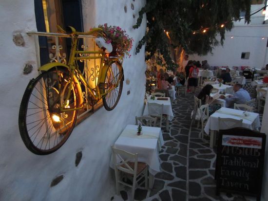 ... und natürlich Tavernen, in denen man leckeres griechisches Essen bekommt.