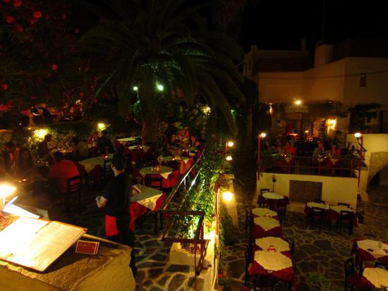 Wer es etwas luxuriöser mag, kommt ebenfalls auf seine Kosten - aber ob da das Essen besser schmeckt als in den kleinen Familientavernen ist fraglich 