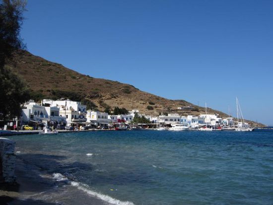 In der 1. Linie einige kleine Tavernen und dahinter die Unterkünfte - viel mehr gibt es in Katapola nicht.