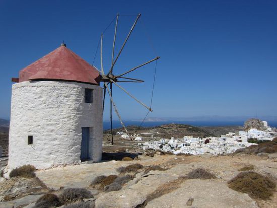 Etwas größer ist Chora. Der Hauptort der Insel liegt relativ hoch, so dass hier fast immer ein frischer Wind weht.