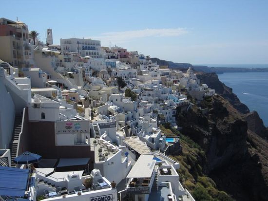 Da geht es auf Santorini, wie hier im Hauptort Fira doch deutlich geschäftiger zu.