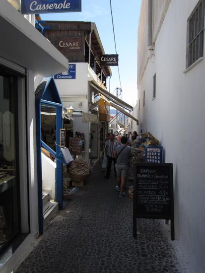 Die kleinen Gassen von Fira sind zwar auch schön - sie sind aber zu sehr auf Tourismus getrimmt und daher nicht so malerisch und gemütlich wie die auf Naxos oder Mykonos.