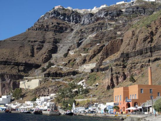 Der größte Teil von Fira liegt oben auf den Klippen. Der kleine Hafen darunter dient hauptsächlich der Ankunft der ausgebooteten Touristen der Kreuzfahrtschiffe.