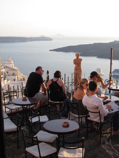 ... und lassen sich am besten von einer der vielen Terrassen der Restaurants und Cafés aus geniessen.