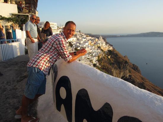 Nach Björns Meinung ist Santorini die schönste Insel der Kykladen - zumindest was das Panorama angeht, hat er damit Recht.