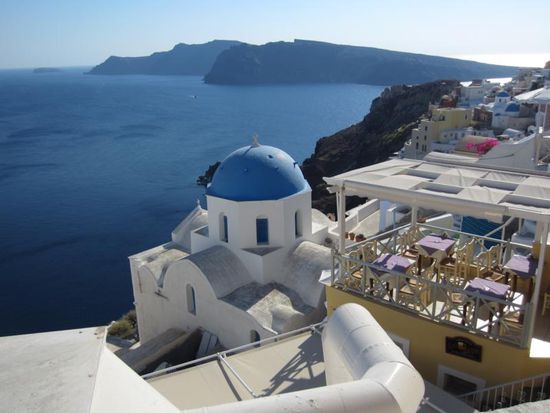 Die wohl bekanntesten Fotos der griechischen Inseln sind in Oia im Norden Santorinis gemacht und fast jeder kennt dieses Bild über die blaue Kuppel zum Meer runter.