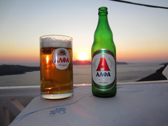 Ruhiger trinkt man da seinen Sundowner auf einer Terrasse in Fira...