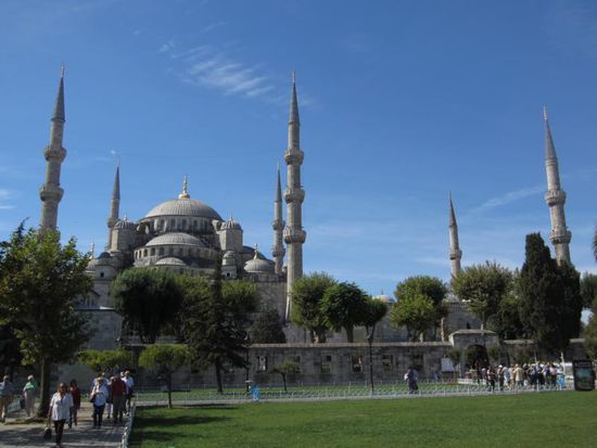 Mindestens genauso berühmt ist die Blaue Moschee mit ihren 6 Minaretten, die eigentlich Sultan-Ahmed-Moschee heißt.